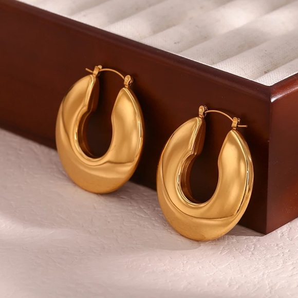 NEW 18K GOLD HOLLOW HOOP EARRINGS, NICE EARRINGS, CUTE EARRINGS - Picture 4 of 7